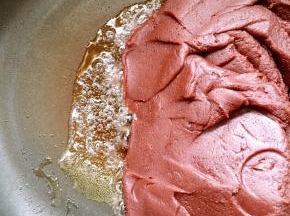 炒到图片上的状态后，再分两次加入适量的橄榄油，继续小火翻炒！