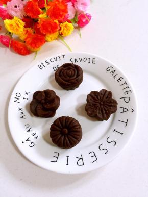 我还特意用和果子模具做了几个造型呢！是不是很诱人，想吃一口啊！