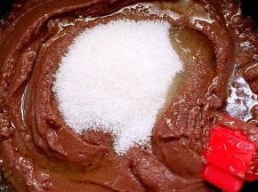 放入搅打好的红豆糊和白糖！