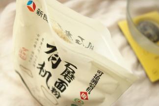 准备新良有机石磨面粉，酵母和水。面粉袋自带自封口，一次用不完也很方便保存。量取300克面粉。