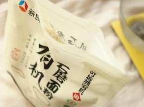 准备新良有机石磨面粉，酵母和水。面粉袋自带自封口，一次用不完也很方便保存。量取300克面粉。