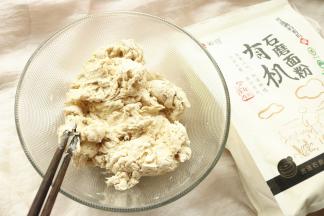 300面粉加入1克酵母和165克水。用筷子搅成絮状。