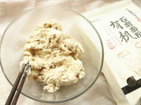 300面粉加入1克酵母和165克水。用筷子搅成絮状。