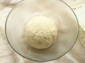 用手揉成光滑的面团，开始发酵。