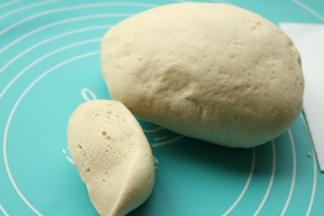 发酵好的面团移到揉面垫上，揉入60克面粉，开始揉面大约10分钟。最后面团变光滑，切面也很细腻，干面也全部揉进去了。