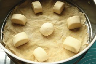 馒头整理一下，放入电蒸锅，继续醒发20分钟。