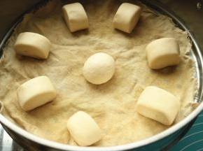 馒头整理一下，放入电蒸锅，继续醒发20分钟。