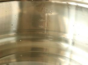 电蒸锅里根据水位加水至20分钟的位置。