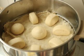 醒发好的馒头变大了不少。