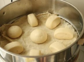 醒发好的馒头变大了不少。