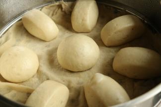 蒸好的馒头，很饱满。