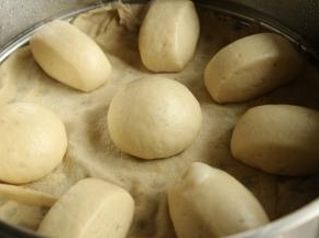 蒸好的馒头，很饱满。