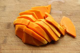 南瓜去皮切小块，小米和糯米洗净。