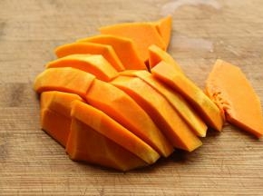 南瓜去皮切小块，小米和糯米洗净。