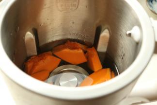 食材放入醇浆机，加入水到120毫升位置。