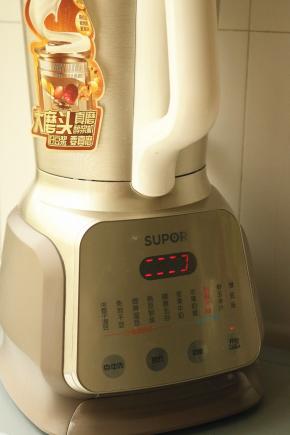 米糊制作中。这款醇浆机还原古法石磨工艺，不使用刀片，工作过程噪音要小很多，出浆却很细腻，不需要过滤，真正实现了免滤。