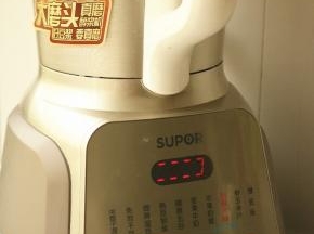 米糊制作中。这款醇浆机还原古法石磨工艺，不使用刀片，工作过程噪音要小很多，出浆却很细腻，不需要过滤，真正实现了免滤。