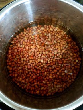 把浸泡好的红豆放进电压力锅内胆中，加入适量的水！（水不要放的太多，刚好淹没住红豆一指头即可，电压力锅一点儿也不费水呢！）