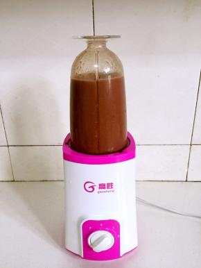 把煮好的红豆连汤汁儿一起放进料理机中搅打成糊状！（每次不要装的太多，料理机装半杯就可以了！加一点儿煮红豆的汤汁儿一起搅拌，才会打的更细腻！）