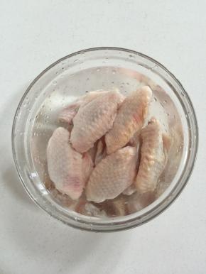 鸡翅中解冻后清洗干净，放在冷水中浸泡出血水！