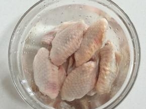 鸡翅中解冻后清洗干净，放在冷水中浸泡出血水！