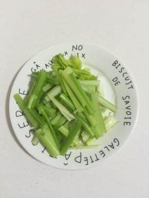 芹菜洗净切成段儿备用！