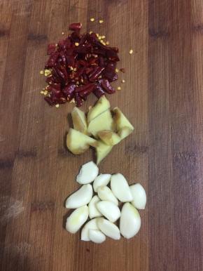 蒜瓣剥皮留整个的，生姜切成片，干辣椒切成段儿备用！