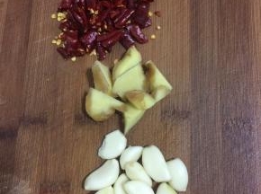 蒜瓣剥皮留整个的，生姜切成片，干辣椒切成段儿备用！
