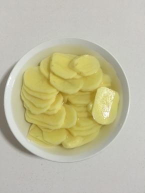 土豆削皮洗净切成厚薄均匀的片，放在碗中浸泡，洗去多余的淀粉！
