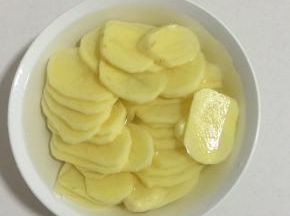 土豆削皮洗净切成厚薄均匀的片，放在碗中浸泡，洗去多余的淀粉！