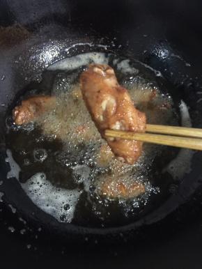 鸡翅中炸至表面呈金黄色即可捞出沥干油分备用！