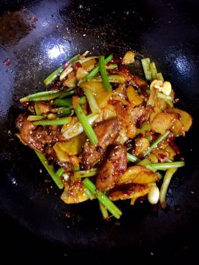 起锅前加入适量的芝麻和鸡精翻炒均匀即可！