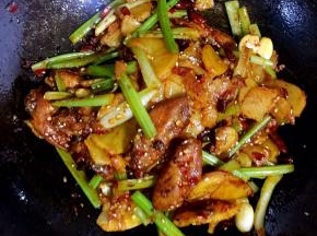 起锅前加入适量的芝麻和鸡精翻炒均匀即可！