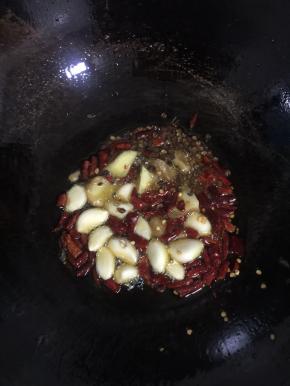 锅烧热倒入适量的油，放入生姜，蒜瓣，花椒，干辣椒小火炒出香味儿！
