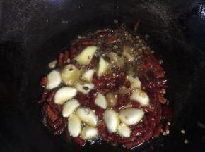 锅烧热倒入适量的油，放入生姜，蒜瓣，花椒，干辣椒小火炒出香味儿！