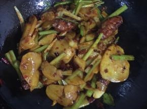 倒入切好的芹菜翻炒片刻！