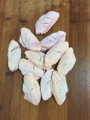 用刀在鸡翅中两面划斜刀，这样一会儿腌制的时候，鸡翅中更容易入味儿！