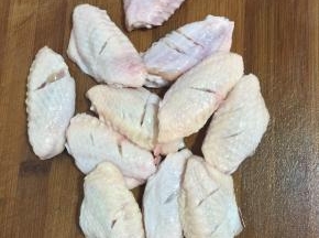 用刀在鸡翅中两面划斜刀，这样一会儿腌制的时候，鸡翅中更容易入味儿！