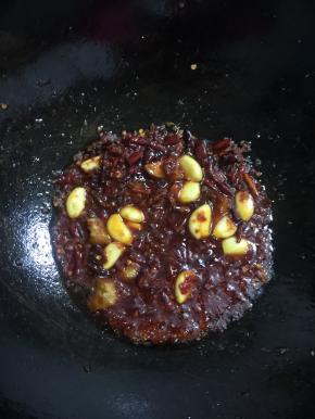 放入一汤匙郫县豆瓣酱小火慢慢的炒出红油来！