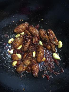 倒入刚刚炸好的鸡翅中翻炒均匀！