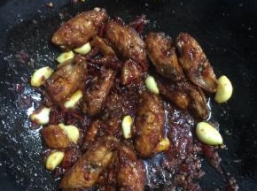 倒入刚刚炸好的鸡翅中翻炒均匀！