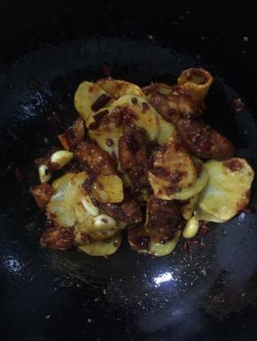 放入炸好的土豆片翻炒均匀！