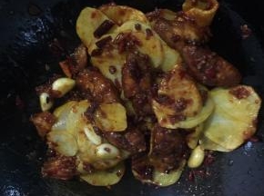 放入炸好的土豆片翻炒均匀！