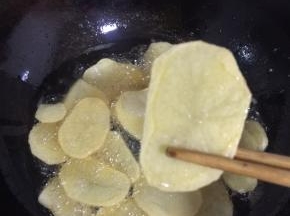 炸至土豆片熟了，表皮有点儿焦脆即可捞出沥干油分备用！