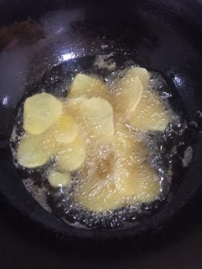 土豆片沥干水分，一片一片的放在油锅中小火慢慢的炸！