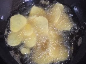 土豆片沥干水分，一片一片的放在油锅中小火慢慢的炸！