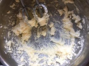 加糖打到羽毛状，牛奶加盐搅拌均匀倒入打发的黄油中，打匀，用电动打蛋器