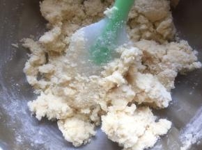 搅拌均匀后用刮刀放入裱花袋，我用的是六齿的裱花嘴，忘记拍照了，在裱花袋中要多揉几下，让面糊软一些，然后再套一个裱花袋，以免挤破裱花袋