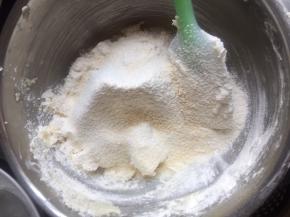 将所有粉类材料过筛加入黄油中