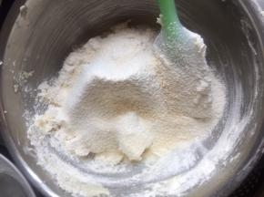 将所有粉类材料过筛加入黄油中